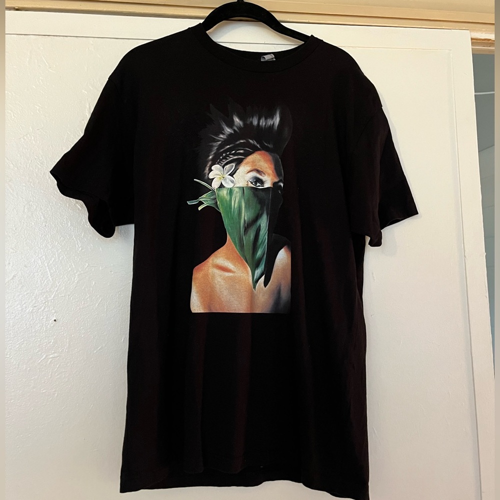 Hawaiian women’s black graphic tee